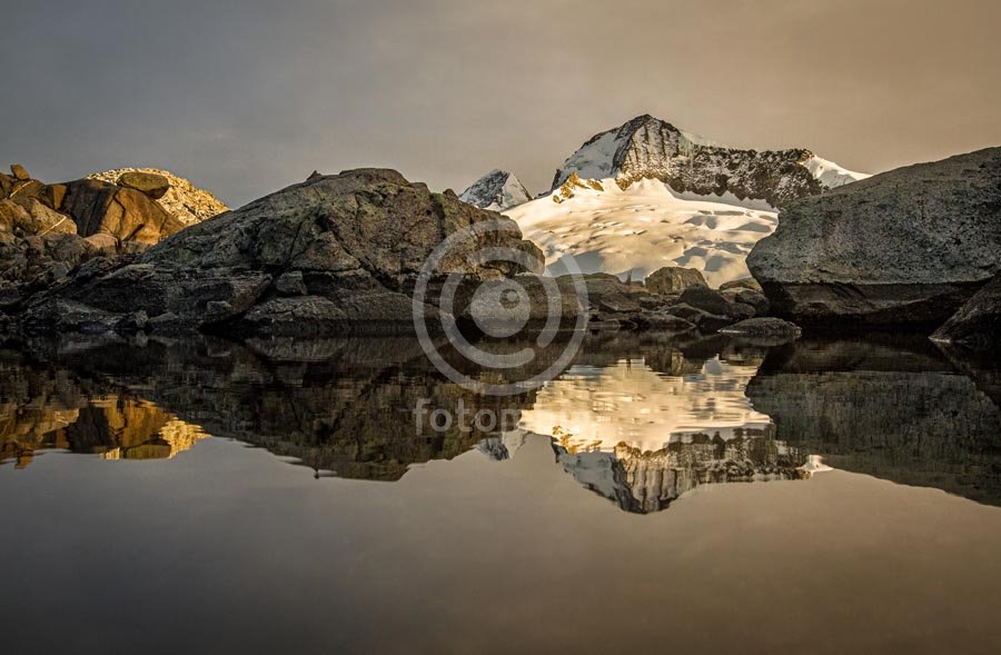 Pico Simmonds Reflejado en Lagunilla Glaciar del Pico Menders